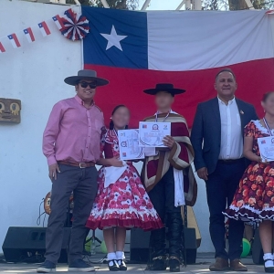 Pareja de estudiantes participaron en la Competencia Regional Escolar de Cueca 2025